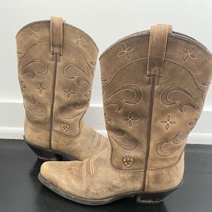 🤠Ariat Distressed Snip Toe Boots🤠
